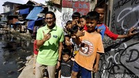Sandiaga Uno foto bersama anak-anak dipinggir kali yang kumuh di kawasan Kebon Melati, Tanah Abang.