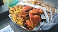 Ada pula pedagang asongan yang menjajakan sea food goreng yang renyah serta rempeyek kacang. Harganya untuk kepiting Rp 30 ribu, sate udang Rp 10 ribu, dan rempeyek kacang Rp 10 ribu dapat 3 buah (Wahyu/detikTravel)
