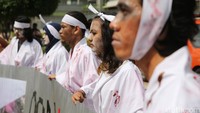 Para aktivis berunjukrasa dengan memakai kostum hantu.