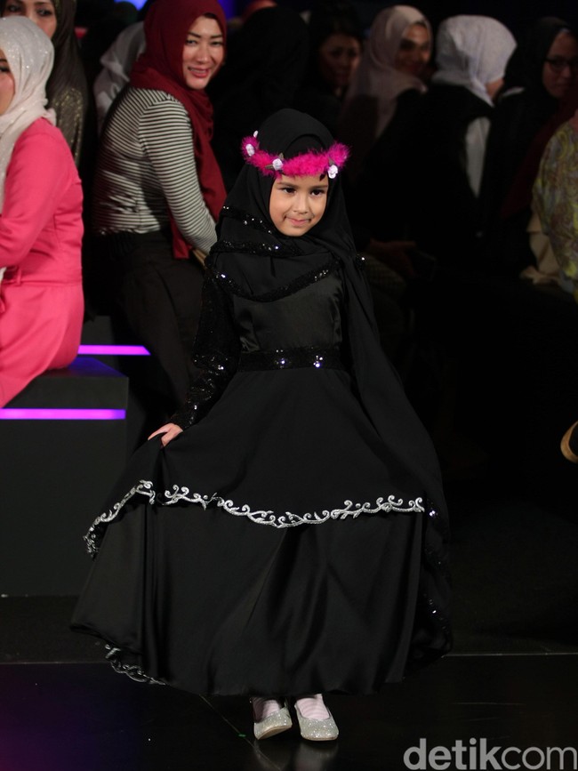 Ummi Pipik Black Sweetness Indonesia Fashion Week 2016. at Jakarta Convention Center. Senayan. Jakarta. [Foto: Mohamamd Abduh/Wolipop]