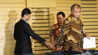 Ketua KPK Agus Rahardjo memberikan keterangan pers dengan didampingi Wakil Ketua KPK Laode Muhamad Syarif dan Jamintel Kejaksaan Agung Adi Toegarisman.