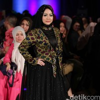 Ummi Pipik Black Sweetness Indonesia Fashion Week 2016. at Jakarta Convention Center. Senayan. Jakarta. [Foto: Mohamamd Abduh/Wolipop]