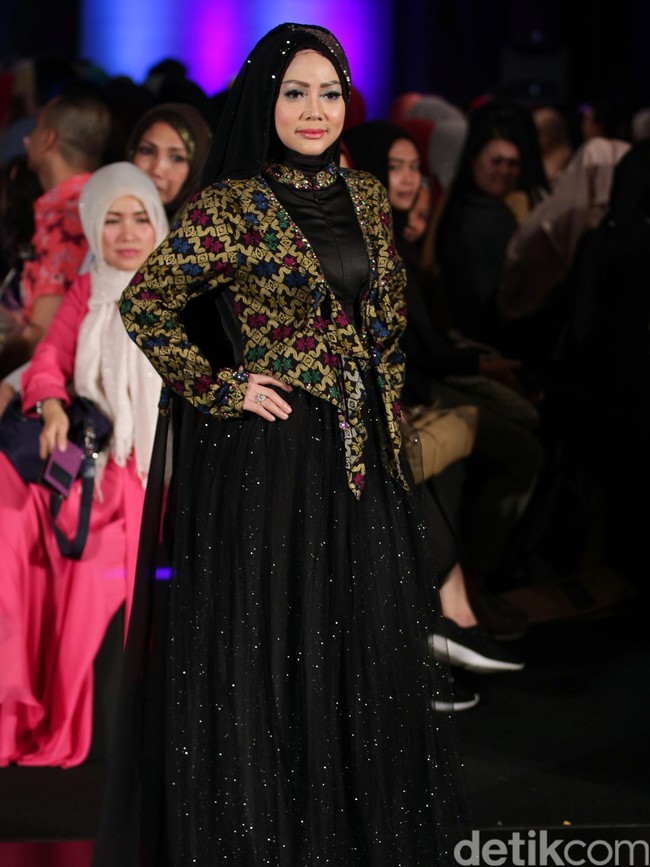 Ummi Pipik Black Sweetness Indonesia Fashion Week 2016. at Jakarta Convention Center. Senayan. Jakarta. [Foto: Mohamamd Abduh/Wolipop]