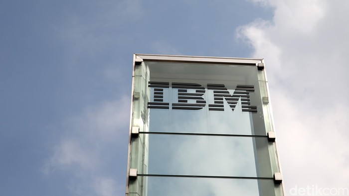 Logo raksasa komputer IBM. International Business Machines Corporation (commonly referred to as IBM) is an American multinational technology and consulting corporation, with corporate headquarters in Armonk, New York. IBM manufactures and markets computer hardware, middleware and software, and offers infrastructure, hosting and consulting services in areas ranging from mainframe computers to nanotechnology.