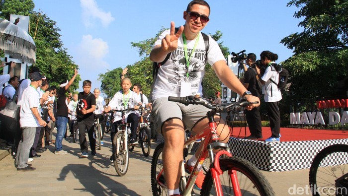 Ratusan Pendekar Dunia Bersepeda Keliling Purwakarta