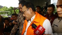 Sudi Wantoko (SWA) juga tampak sudah mengenakan rompi tahanan KPK. 