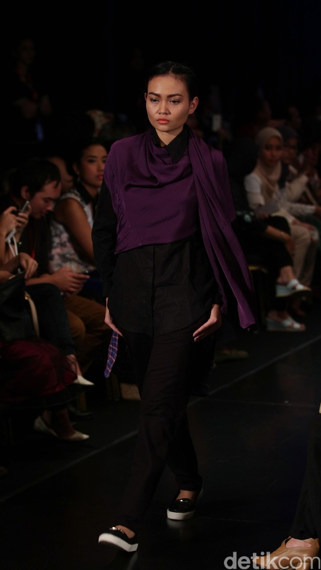 Out of Line by Melly Goeslaw Star on Famous Indonesia Fashion Week 2016. at Jakarta Convention Center. Senayan. Jakarta. [Foto: Mohamamd Abduh/Wolipop]