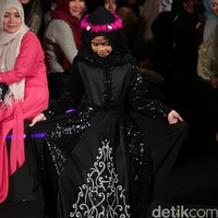 Ummi Pipik Black Sweetness Indonesia Fashion Week 2016. at Jakarta Convention Center. Senayan. Jakarta. [Foto: Mohamamd Abduh/Wolipop]