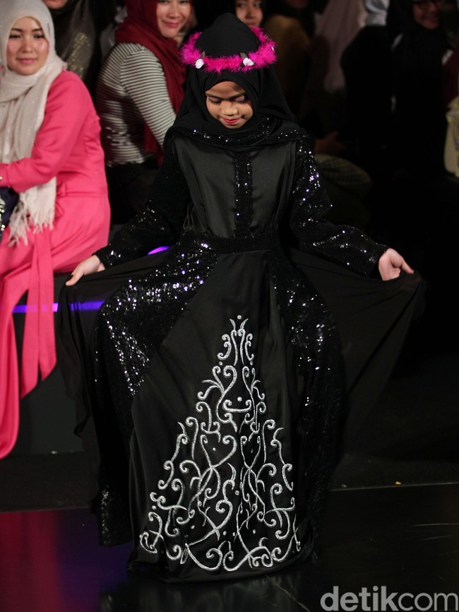 Ummi Pipik Black Sweetness Indonesia Fashion Week 2016. at Jakarta Convention Center. Senayan. Jakarta. [Foto: Mohamamd Abduh/Wolipop]