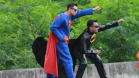 Superman dan Batman KW ini tampil di kawasan Epicentrum, Kuningan, Jumat (1/4). Pool/Gusmun/detikHOT.