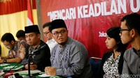 Ketua Umum Pemuda Muhammadiyah Dahnil Simanjuntak (tiga dari kiri) mengatakan, autopsi jenazah Siyono akan dilakukan dalam waktu dekat.