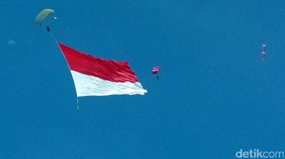 Kopassus Pecahkan Rekor Kibarkan Bendera Merah Putih Terbesar