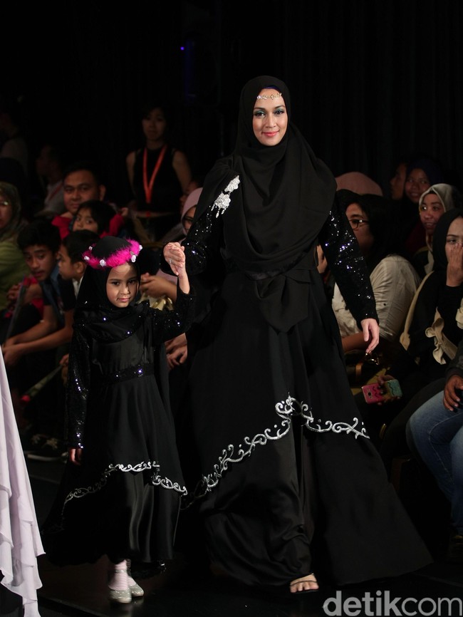 Ummi Pipik Black Sweetness Indonesia Fashion Week 2016. at Jakarta Convention Center. Senayan. Jakarta. [Foto: Mohamamd Abduh/Wolipop]