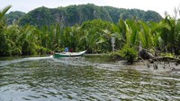Para nelayan mematuhi rambu lalu lintas yang ada dan tidak ngebut di jalur sungai saat mengantar turis. Perjalanan menyusuri Sungai Pute pun terasa aman dan nyaman (Kurnia/detikTravel)