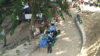 Jika traveler lapar atau haus, jangan khawatir ada warung-warung yang bisa traveler tuju untuk jajan. Mereka menjual es kelapa muda dan aneka jajanan lainnya (Wahyu/detikTravel)