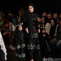 Ummi Pipik Black Sweetness Indonesia Fashion Week 2016. at Jakarta Convention Center. Senayan. Jakarta. [Foto: Mohamamd Abduh/Wolipop]