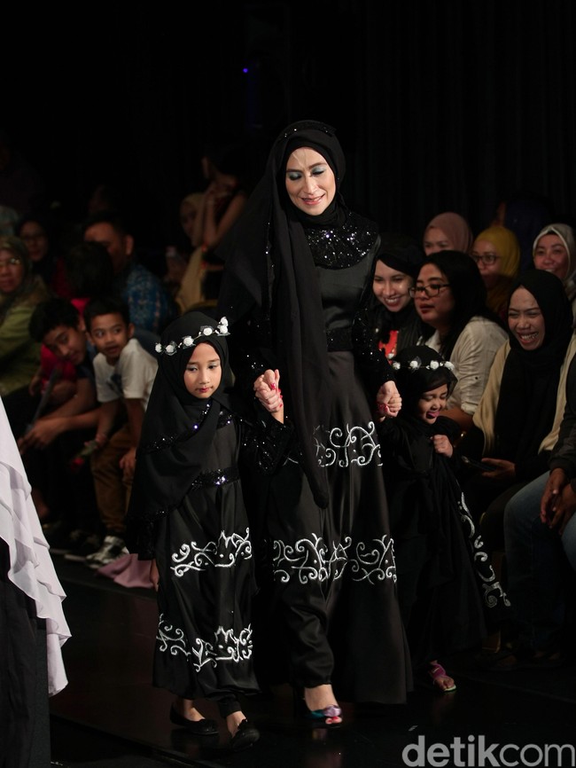 Ummi Pipik Black Sweetness Indonesia Fashion Week 2016. at Jakarta Convention Center. Senayan. Jakarta. [Foto: Mohamamd Abduh/Wolipop]