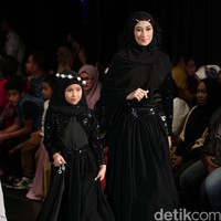 Ummi Pipik Black Sweetness Indonesia Fashion Week 2016. at Jakarta Convention Center. Senayan. Jakarta. [Foto: Mohamamd Abduh/Wolipop]