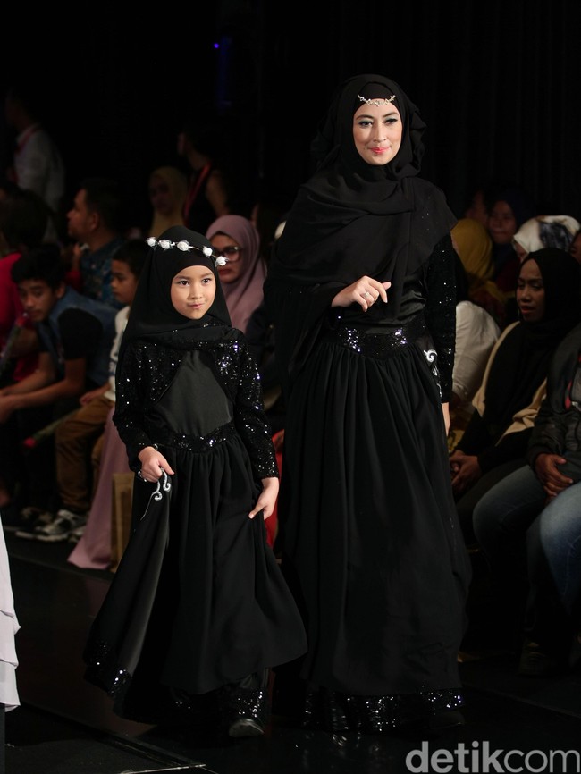 Ummi Pipik Black Sweetness Indonesia Fashion Week 2016. at Jakarta Convention Center. Senayan. Jakarta. [Foto: Mohamamd Abduh/Wolipop]