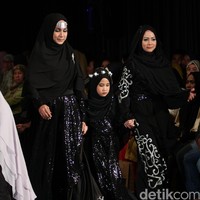Ummi Pipik Black Sweetness Indonesia Fashion Week 2016. at Jakarta Convention Center. Senayan. Jakarta. [Foto: Mohamamd Abduh/Wolipop]
