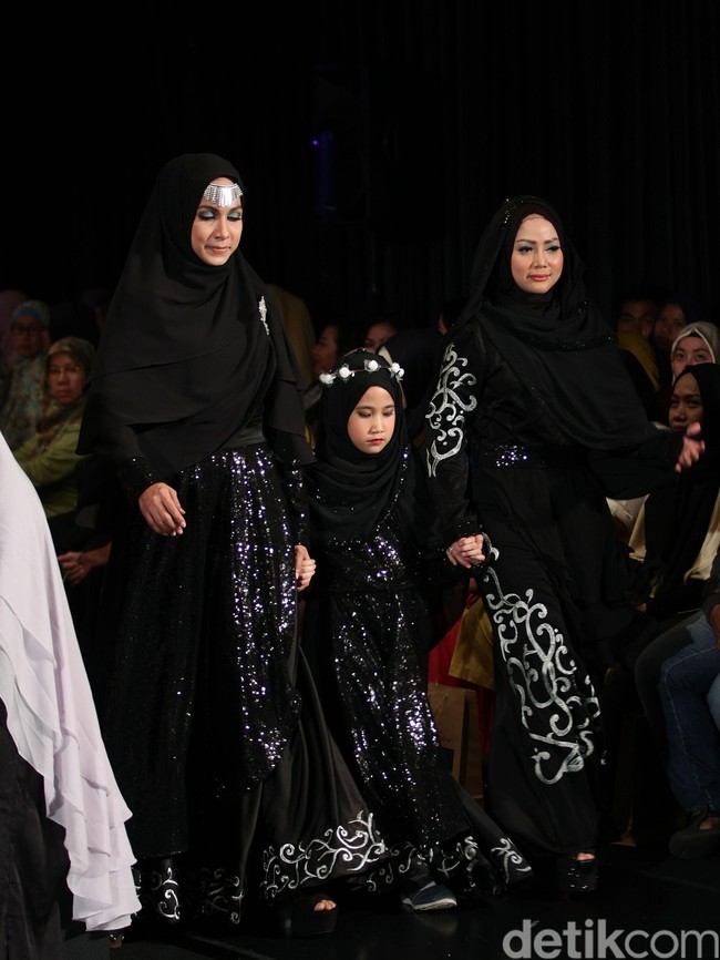 Ummi Pipik Black Sweetness Indonesia Fashion Week 2016. at Jakarta Convention Center. Senayan. Jakarta. [Foto: Mohamamd Abduh/Wolipop]