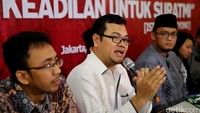 Komisioner Komnas HAM Maneger Nasution (dua dari kiri) memberikan penjelasan dalam jumpa pers Mencari Keadilan untuk Suratmi.