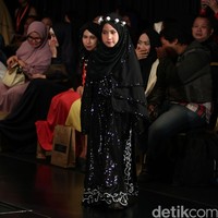 Ummi Pipik Black Sweetness Indonesia Fashion Week 2016. at Jakarta Convention Center. Senayan. Jakarta. [Foto: Mohamamd Abduh/Wolipop]