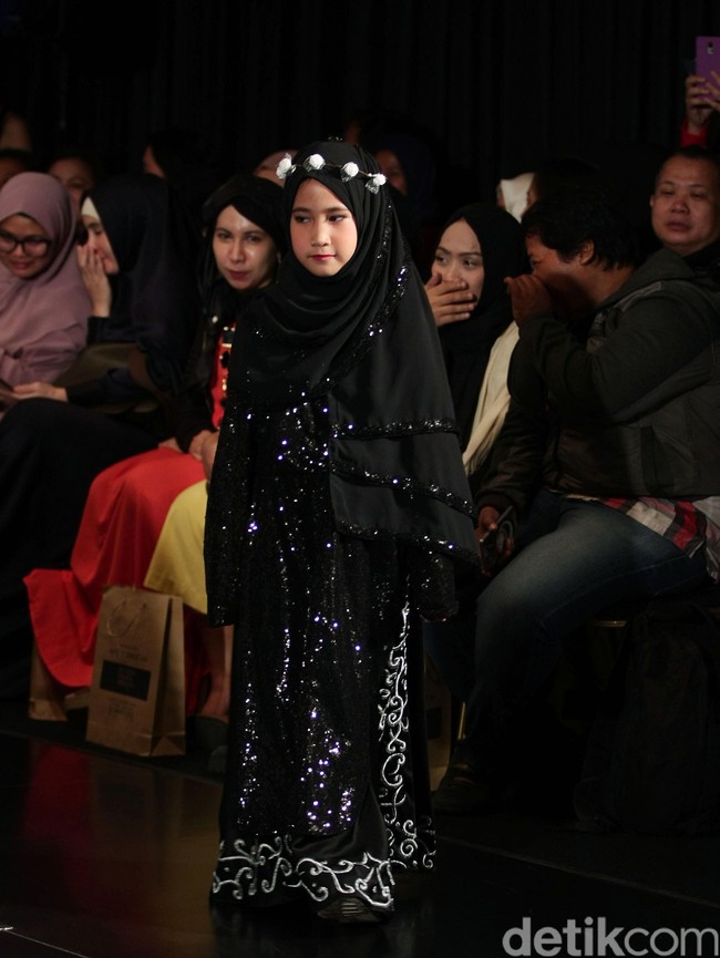 Ummi Pipik Black Sweetness Indonesia Fashion Week 2016. at Jakarta Convention Center. Senayan. Jakarta. [Foto: Mohamamd Abduh/Wolipop]