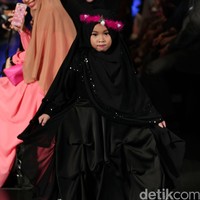 Ummi Pipik Black Sweetness Indonesia Fashion Week 2016. at Jakarta Convention Center. Senayan. Jakarta. [Foto: Mohamamd Abduh/Wolipop]
