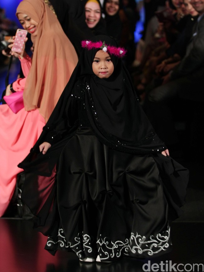 Ummi Pipik Black Sweetness Indonesia Fashion Week 2016. at Jakarta Convention Center. Senayan. Jakarta. [Foto: Mohamamd Abduh/Wolipop]
