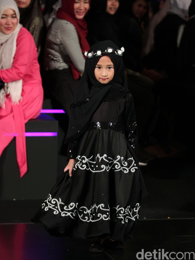 Ummi Pipik Black Sweetness Indonesia Fashion Week 2016. at Jakarta Convention Center. Senayan. Jakarta. [Foto: Mohamamd Abduh/Wolipop]