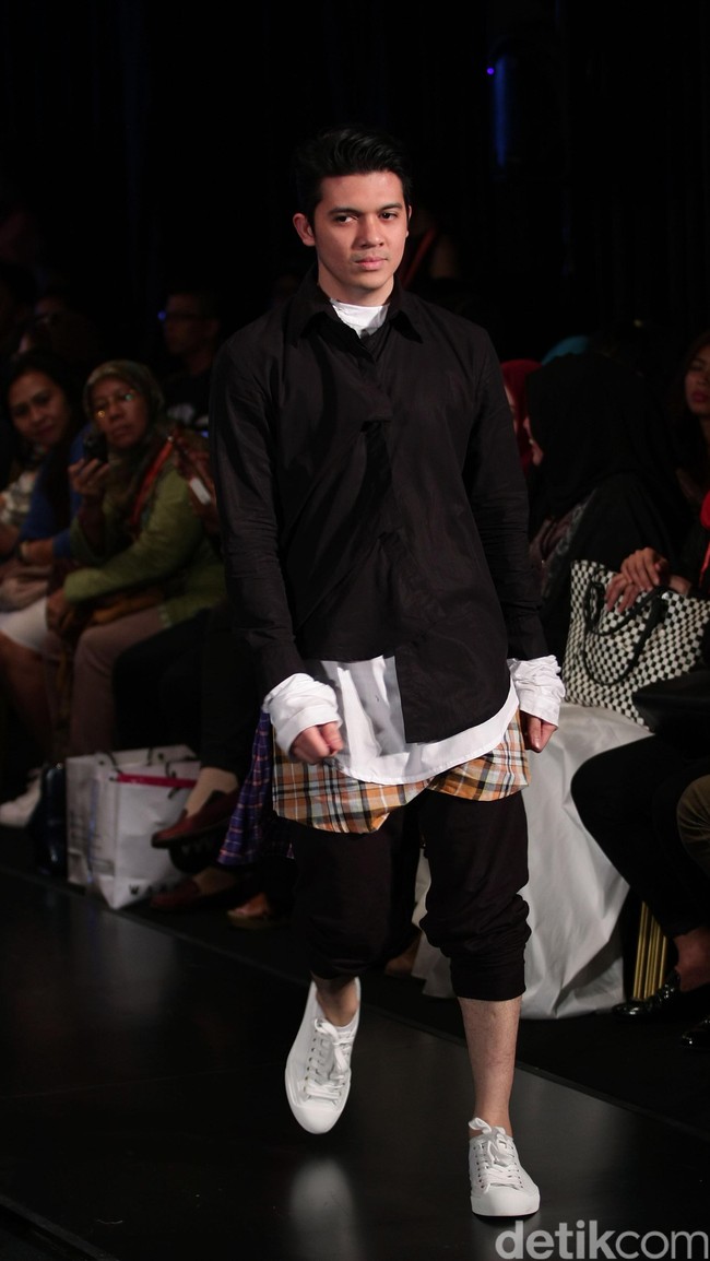 Out of Line by Melly Goeslaw Star on Famous Indonesia Fashion Week 2016. at Jakarta Convention Center. Senayan. Jakarta. [Foto: Mohamamd Abduh/Wolipop]