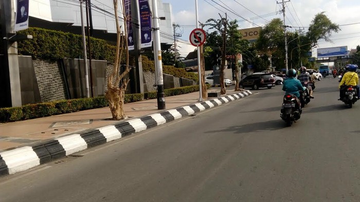 Cling! Separator yang Batasi Jl Pemuda Semarang Disingkirkan
