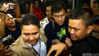 Dia langsung dikawal masuk untuk menjalani pemeriksaan intensif.
