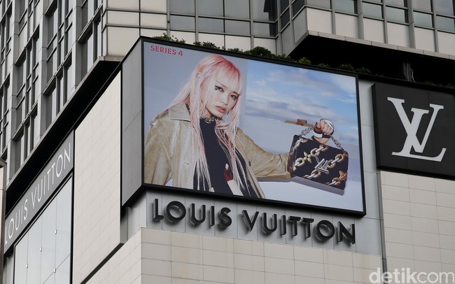 LVMH membawahi brand high-end seperti Louis Vuitton, Loewe, Celine dan Givenchy. Dalam sembilan bulan pertama di 2018, pendapatannya meningkat hingga 10 persen. Membuat LVMH meraih keuntungan USD 2,33 miliar. Foto: Ari Saputra