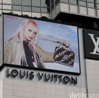 LVMH membawahi brand high-end seperti Louis Vuitton, Loewe, Celine dan Givenchy. Dalam sembilan bulan pertama di 2018, pendapatannya meningkat hingga 10 persen. Membuat LVMH meraih keuntungan USD 2,33 miliar. Foto: Ari Saputra