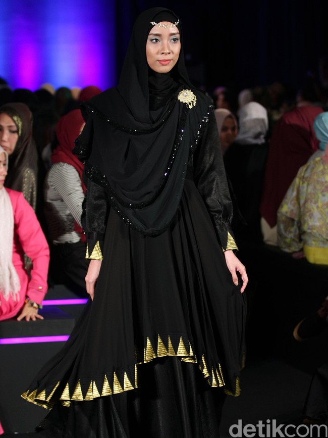 Ummi Pipik Black Sweetness Indonesia Fashion Week 2016. at Jakarta Convention Center. Senayan. Jakarta. [Foto: Mohamamd Abduh/Wolipop]