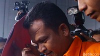 Keduanya juga bungkam dan menutup wajahnya dengan map.