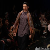 Out of Line by Melly Goeslaw Star on Famous Indonesia Fashion Week 2016. at Jakarta Convention Center. Senayan. Jakarta. [Foto: Mohamamd Abduh/Wolipop]