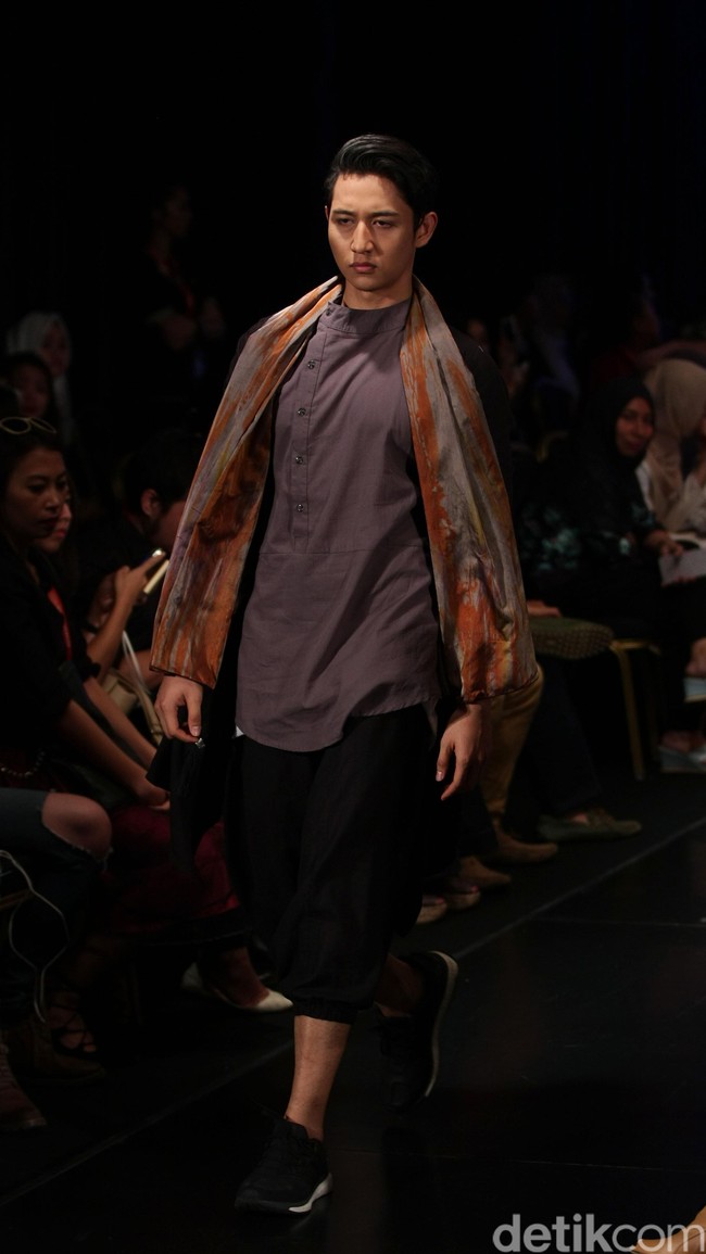 Out of Line by Melly Goeslaw Star on Famous Indonesia Fashion Week 2016. at Jakarta Convention Center. Senayan. Jakarta. [Foto: Mohamamd Abduh/Wolipop]