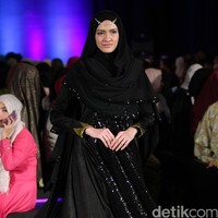 Ummi Pipik Black Sweetness Indonesia Fashion Week 2016. at Jakarta Convention Center. Senayan. Jakarta. [Foto: Mohamamd Abduh/Wolipop]