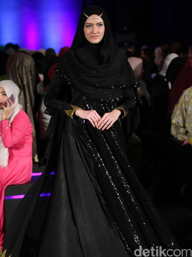 Ummi Pipik Black Sweetness Indonesia Fashion Week 2016. at Jakarta Convention Center. Senayan. Jakarta. [Foto: Mohamamd Abduh/Wolipop]