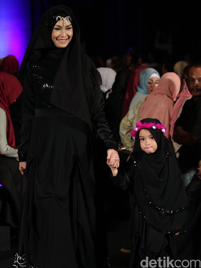 Ummi Pipik Black Sweetness Indonesia Fashion Week 2016. at Jakarta Convention Center. Senayan. Jakarta. [Foto: Mohamamd Abduh/Wolipop]