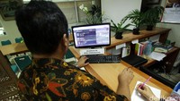 Petugas membantu pengunjung mencari buku di perpustakaan DPR.