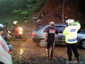 Jalan Cianjur-Bogor Tertutup Longsor, Polisi Berlakukan Buka Tutup Arus