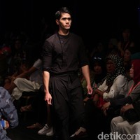 Out of Line by Melly Goeslaw Star on Famous Indonesia Fashion Week 2016. at Jakarta Convention Center. Senayan. Jakarta. [Foto: Mohamamd Abduh/Wolipop]