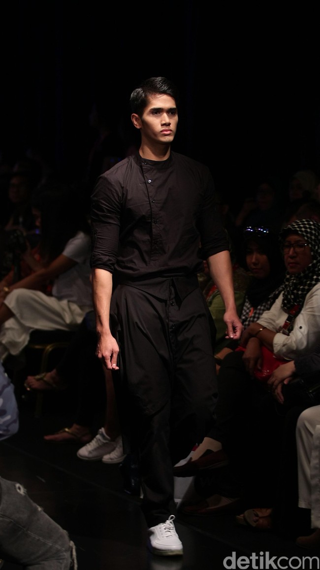 Out of Line by Melly Goeslaw Star on Famous Indonesia Fashion Week 2016. at Jakarta Convention Center. Senayan. Jakarta. [Foto: Mohamamd Abduh/Wolipop]