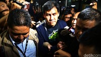 Ariesman tidak mengucapkan sepatah kata apapun kepada awak media.