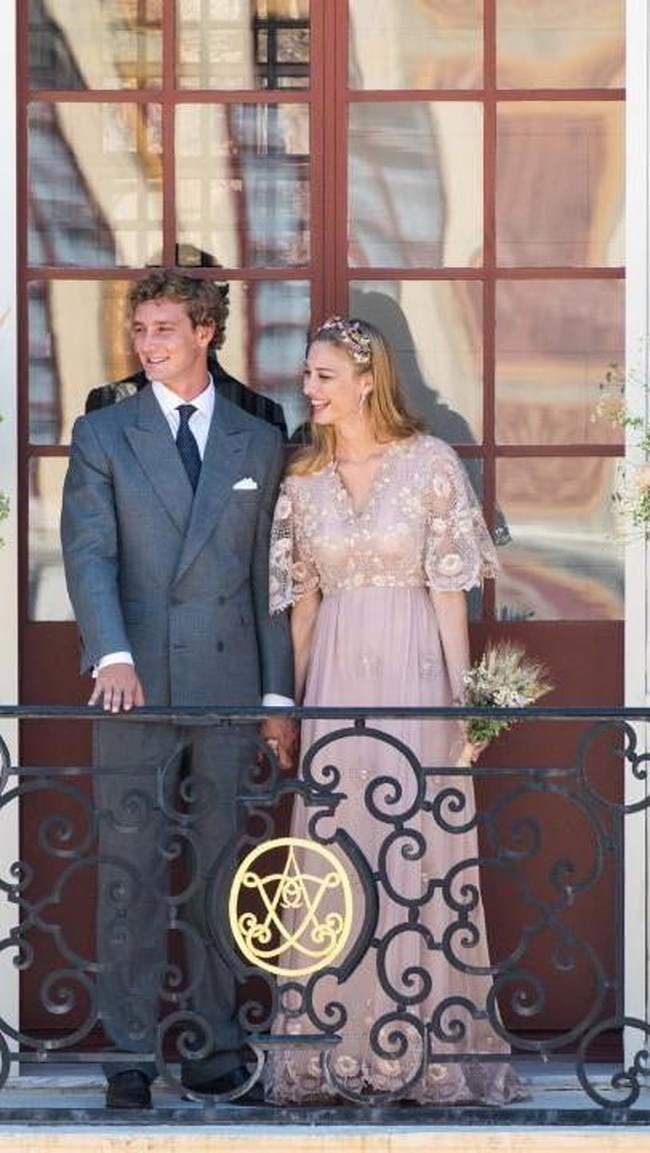 Seorang jurnalis bernama Beatrice Borromeo memikat hati pangeran Monako, Pierre Casiraghi yang juga cucu Grace Kelly. Pasangan ini bertemu karena sama-sama menempuh pendidikan di University Luigi Bocconi di Milan, dan menikah tahun 2014 di Monte Carlo. Foto: telegraph