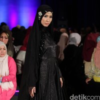 Ummi Pipik Black Sweetness Indonesia Fashion Week 2016. at Jakarta Convention Center. Senayan. Jakarta. [Foto: Mohamamd Abduh/Wolipop]